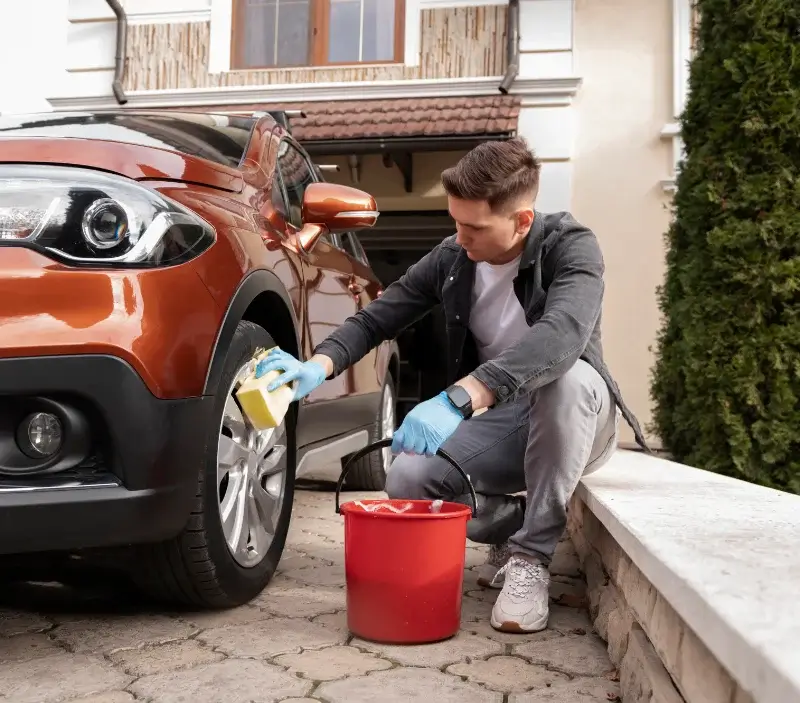 Lavage auto à domicile Vendres : professionnel intervenant sur un véhicule